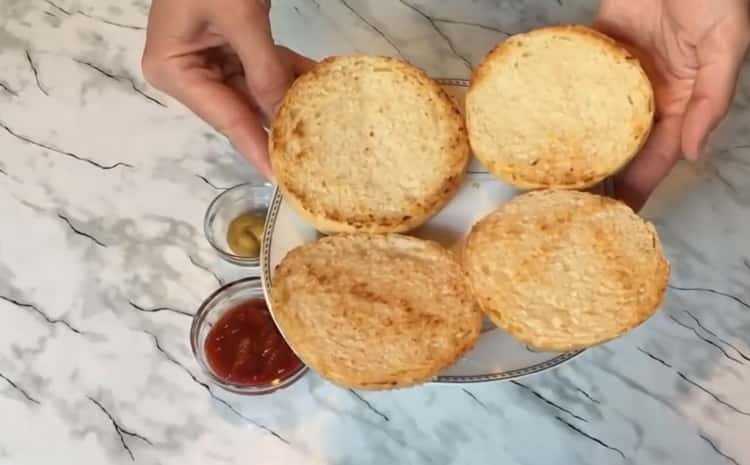 Per preparare un chickenburger, asciuga il panino