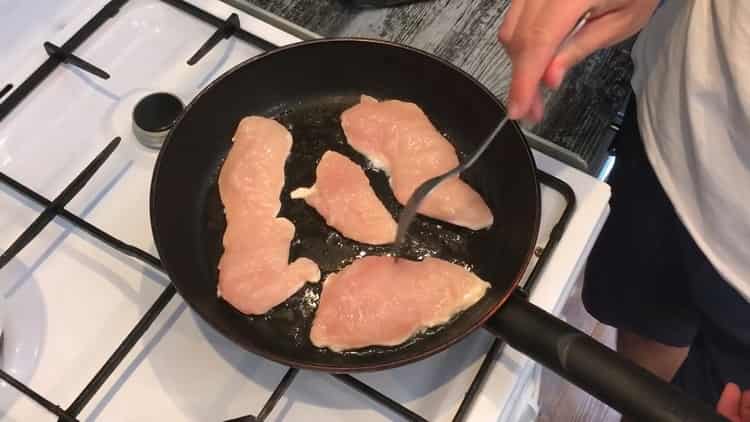 Per preparare uno shawarma classico, friggi la carne