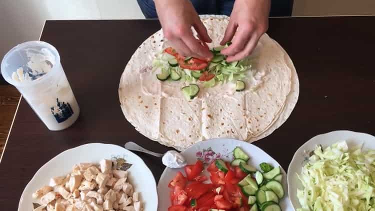 Per preparare uno shawarma classico, metti il ​​ripieno sul pane pita