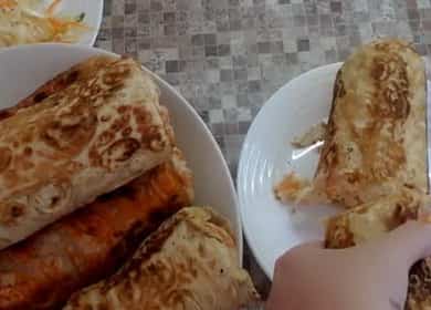 Come imparare a cucinare deliziosi shawarma fatti in casa con pollo nel pane pita