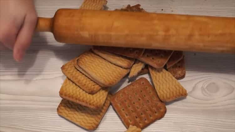 Macina i biscotti per preparare il dessert