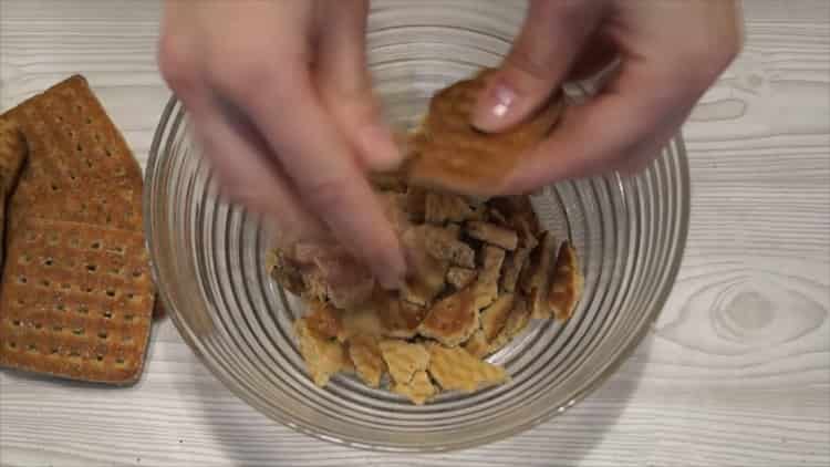 Sbriciolate i biscotti per fare il dessert