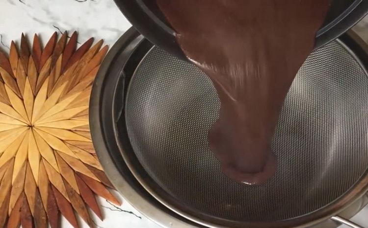 Filtra gli ingredienti per fare il gelato