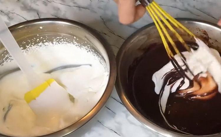 Unire gli ingredienti per fare il gelato.