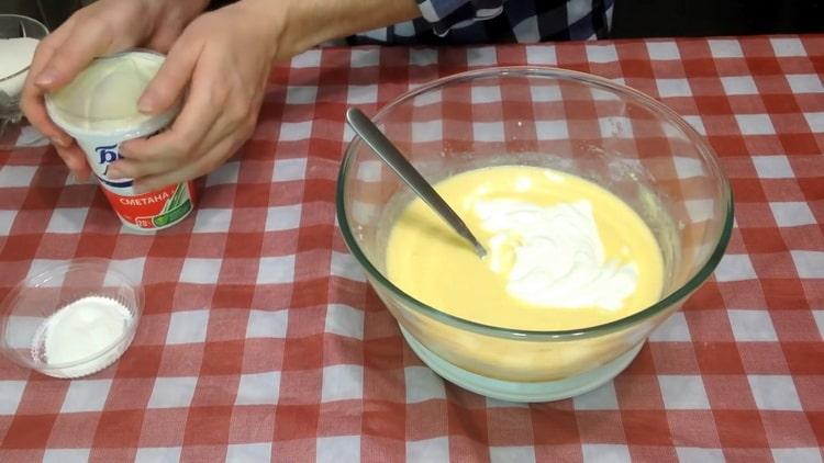 Mescola gli ingredienti per preparare un cupcake.