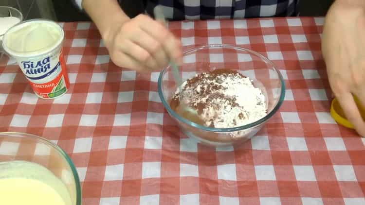 Preparare gli ingredienti secchi per il cupcake.