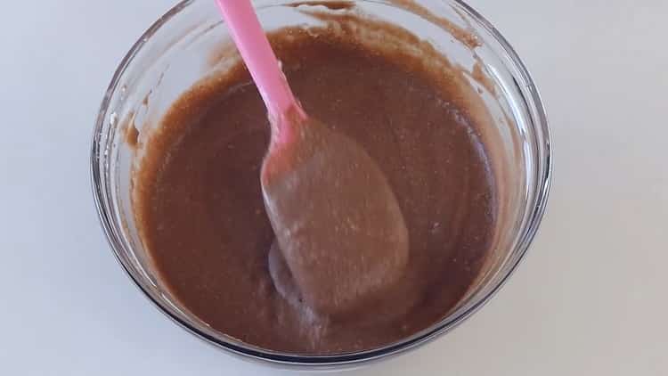 Sbatti i bianchi per fare la mousse al cioccolato.