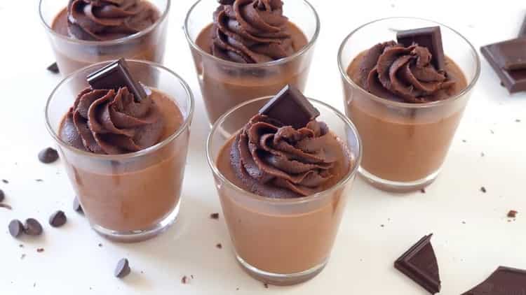 Mousse al cioccolato secondo una ricetta passo passo con una foto