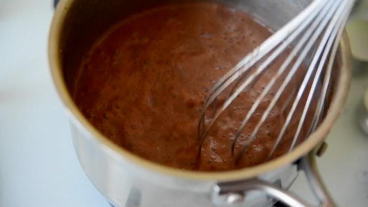 Mescola gli ingredienti per preparare un budino.