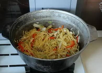 Tagliatelle di udon giapponesi con pollo e funghi - molto gustose e semplici 🍝