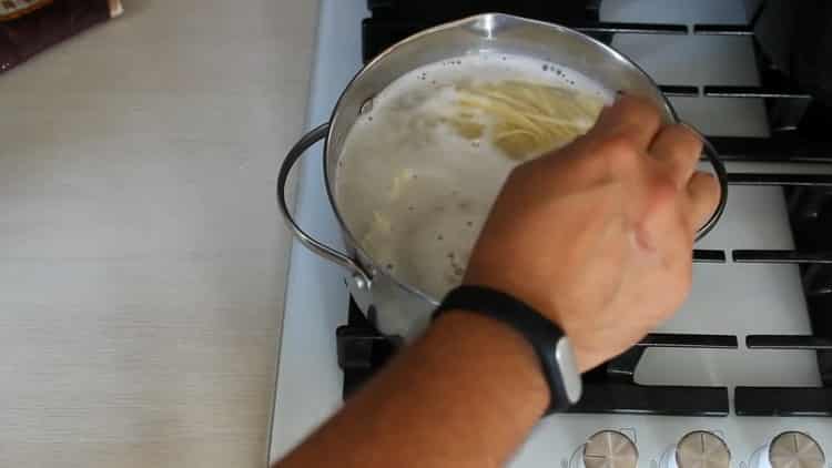 Bollire gli ingredienti per i noodles giapponesi.