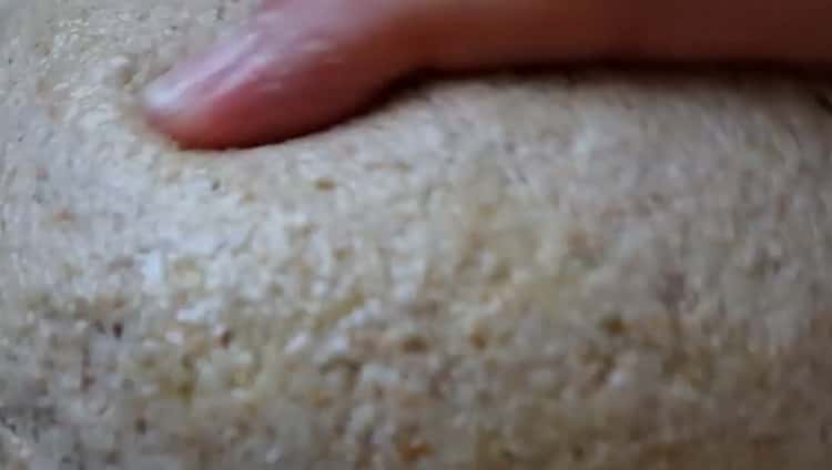 Per fare il pane d'orzo, impastare la pasta