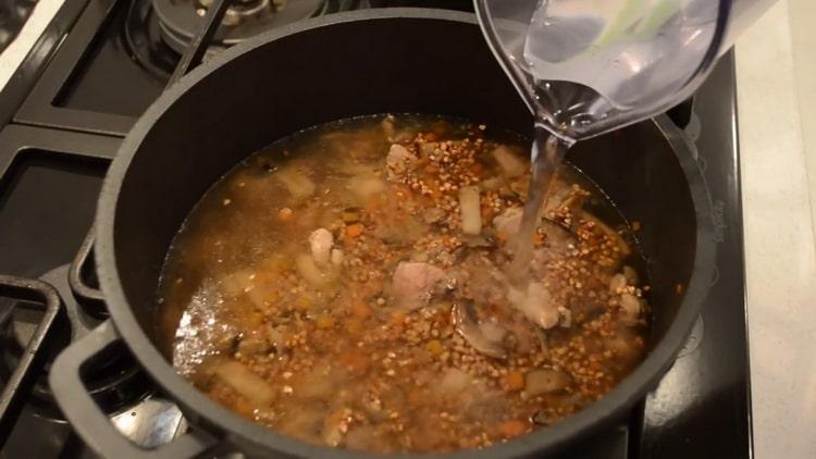 Per preparare il grano saraceno, aggiungi acqua