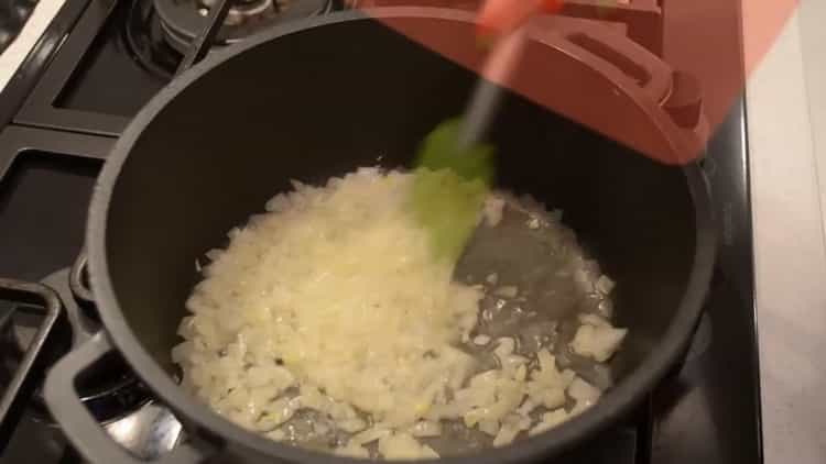 Per preparare il grano saraceno, friggi le cipolle