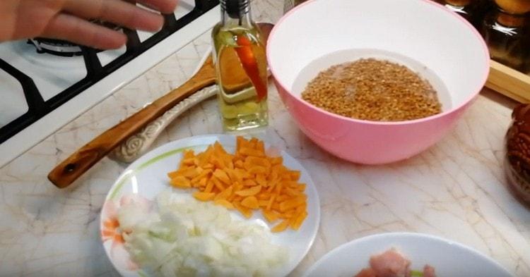 Laviamo il grano saraceno e lo lasciamo in acqua in modo che si gonfia un po '.