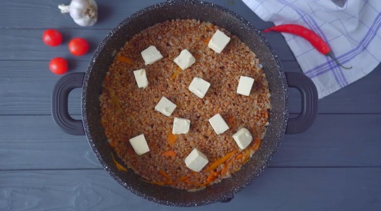 Alla fine stendiamo pezzi di burro sul grano saraceno.