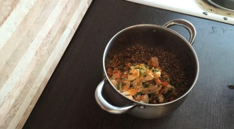 Preparato per grano saraceno con ragù di carne.