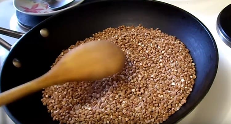 Per prima cosa, friggi i cereali secchi in una padella.