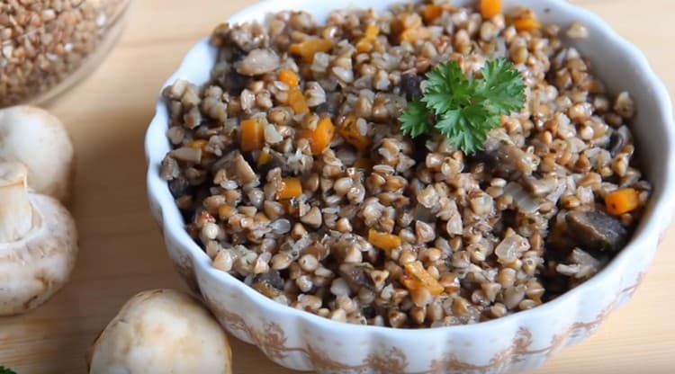 L'appetitoso grano saraceno con funghi prataioli è pronto.