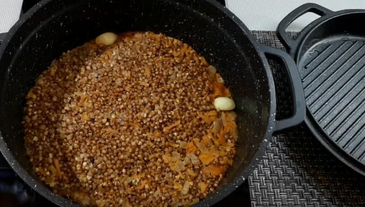 Il grano saraceno appetitoso con carne di maiale è pronto.