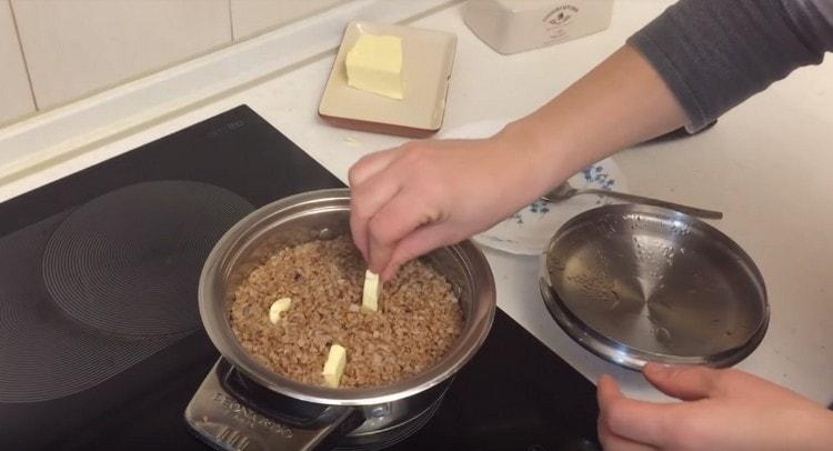 Per rendere più delizioso il porridge di grano saraceno cotto sull'acqua, aggiungi il burro.