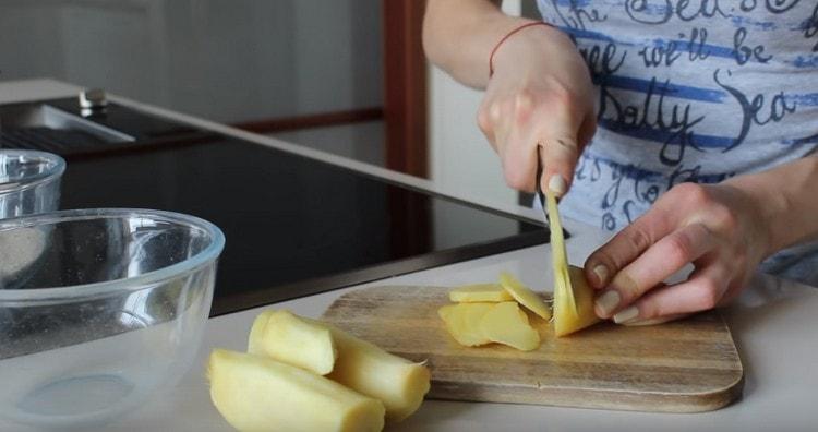 Tagliare la radice di zenzero a fette.