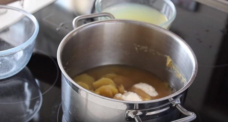 Scolare l'acqua, aggiungere lo zucchero.