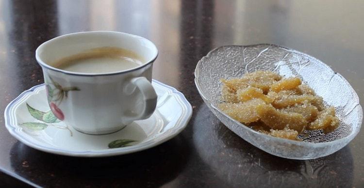 Lo zenzero in zucchero sarà una buona aggiunta a tè, caffè.