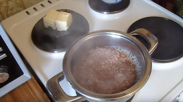 A fuoco alto, porta ad ebollizione il grano saraceno.