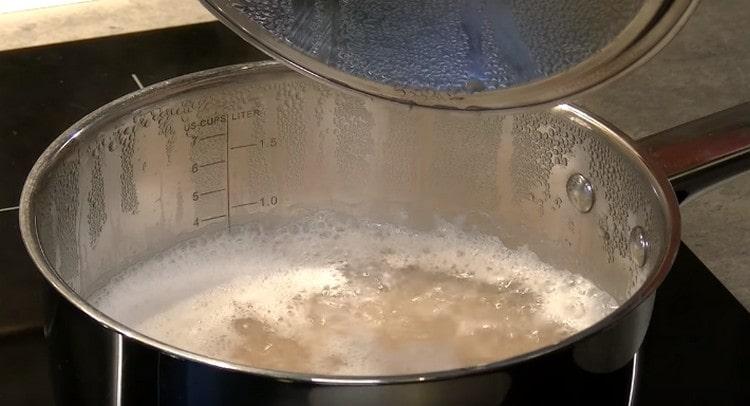 È importante raggiungere una temperatura alla quale il porridge cucinerà lentamente, ma non scapperà.