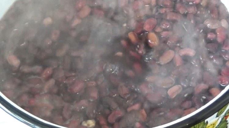 Metti la casseruola sul fuoco e attendi che i fagioli bollano.