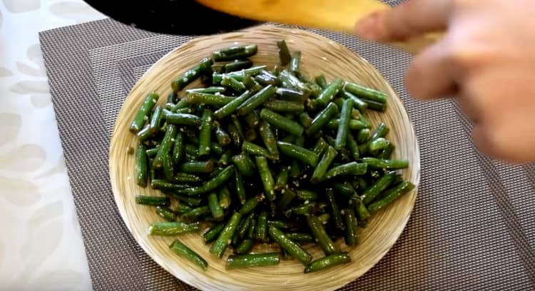 Quindi abbiamo parlato di come cucinare deliziosamente fagioli verdi surgelati in padella.