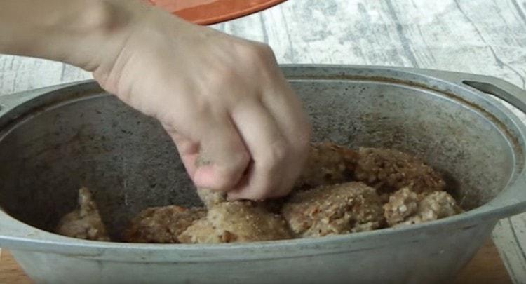 Metti le cotolette fritte in una casseruola o anatroccoli.