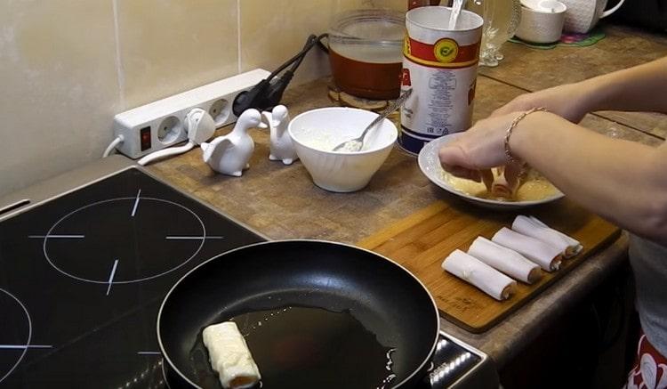 Itusok ang sticks sa batter at kumalat sa isang kawali.