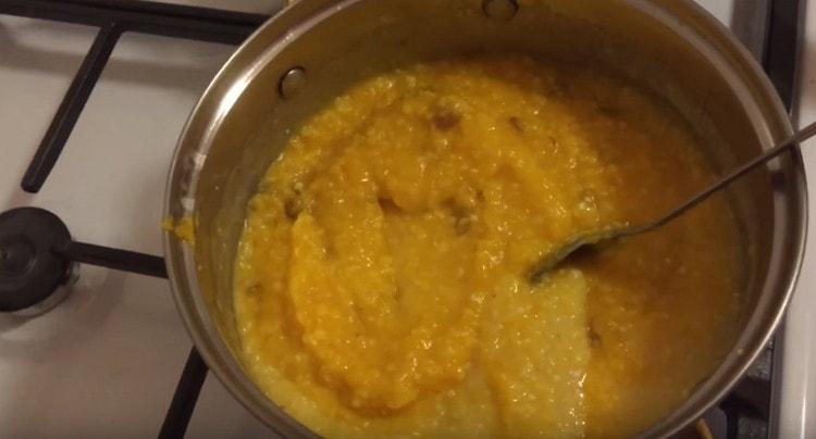 Tale porridge di mais con zucca risulta essere dolce e molto gustoso.