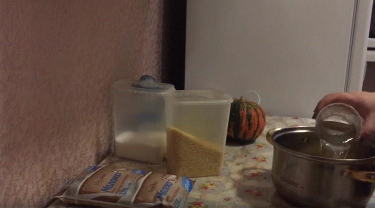 Laviamo le graniglie di mais e versiamo l'acqua in una casseruola.