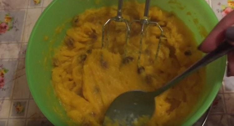 Impastare la zucca con uno spintore, un mixer o un frullatore.