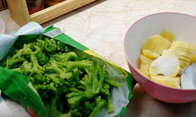 Tagliamo i broccoli in infiorescenze.