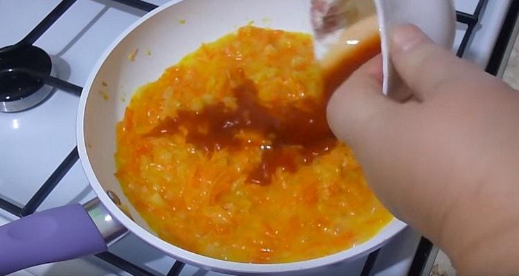 Sciogli il concentrato di pomodoro in acqua e mescola.