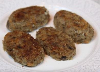 Cuciniamo deliziose cotolette di grano saraceno magro con funghi secondo una ricetta passo-passo con una foto.