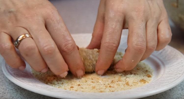 Formiamo cotolette di carne macinata e arrotoliamo il pangrattato.