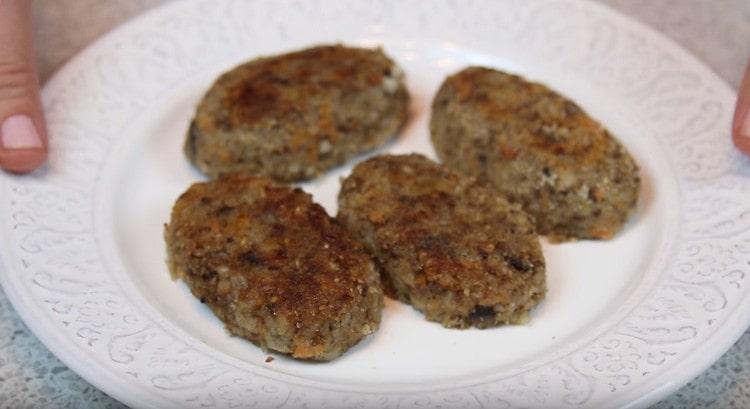 Sono pronte le appetitose cotolette di grano saraceno con funghi.