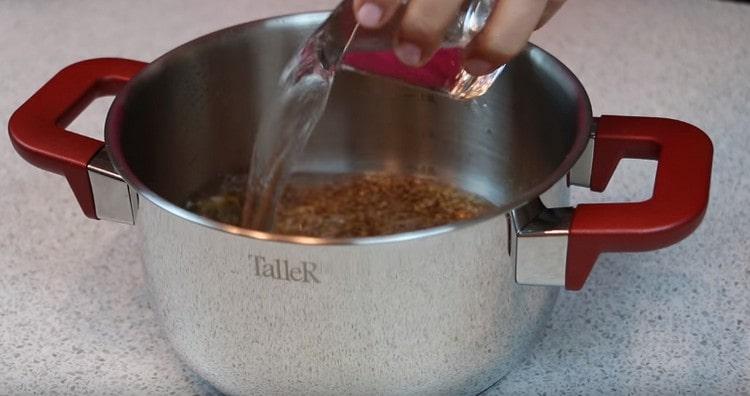 Laviamo il grano saraceno, lo mettiamo in una padella e lo riempiamo d'acqua.