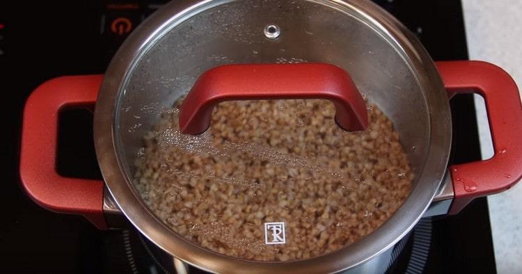 Aggiungi sale al grano saraceno e cuoci fino a quando sarà tenero.