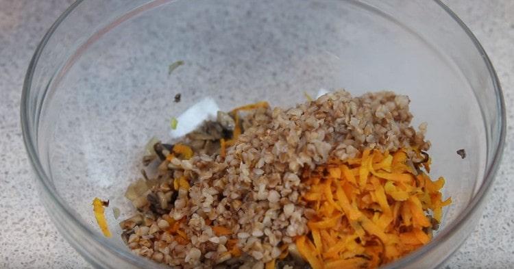 Mescolare verdure fritte, funghi e grano saraceno.