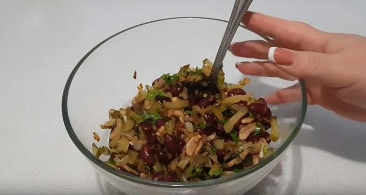 Salate, pepate il piatto e la nostra insalata magra con fagioli è pronta.