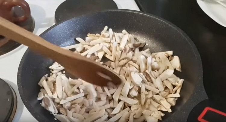 Friggere i funghi in una padella fino a quando il liquido evapora completamente.