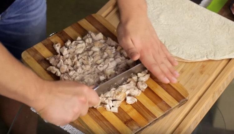 Tagliare la carne fritta in piccoli pezzi.