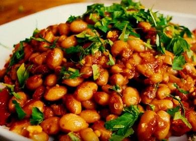 Cuoci deliziosamente i fagioli in una pentola a cottura lenta secondo una ricetta passo-passo con una foto.