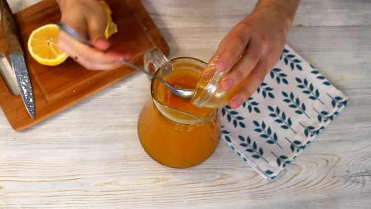 Aggiungi il miele per fare un drink.